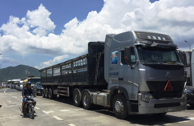 Hàng loạt ô tô bị ùn ứ hai đầu trạm BOT Ninh Lộc. (Ảnh: báo Pháp luật TP HCM)