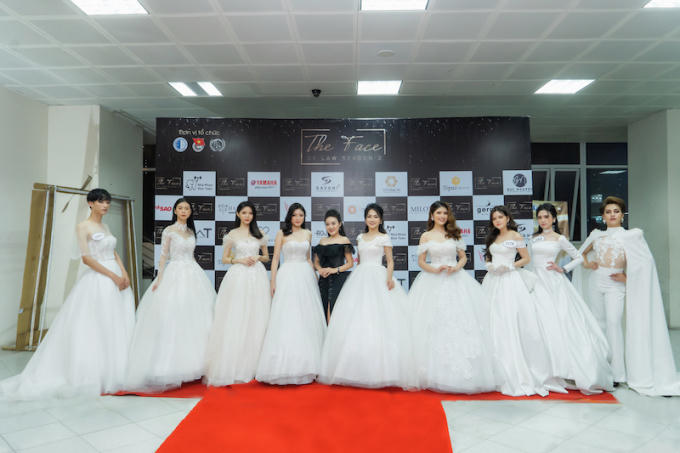 NTK Lan Anh Lê cùng các thí sinh Trình diễn BST váy cưới.
