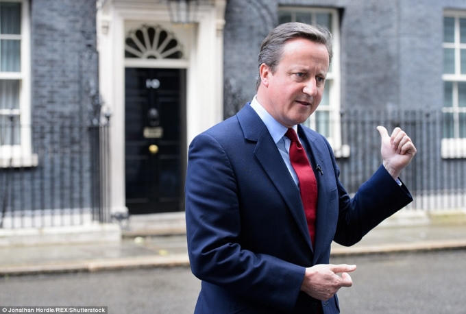 Trước đó, ngày 12/7, ông Cameron đã chủ trì cuộc họp nội các cuối cùng trên cương vị Thủ tướng tại Văn phòng Chính phủ ở số 10 Downing. Ông cũng cho biết: "Chúng ta sẽ có tân thủ tướng tại tòa nhà phía sau tôi vào tối 13/7". (Ảnh: Daily Mail)