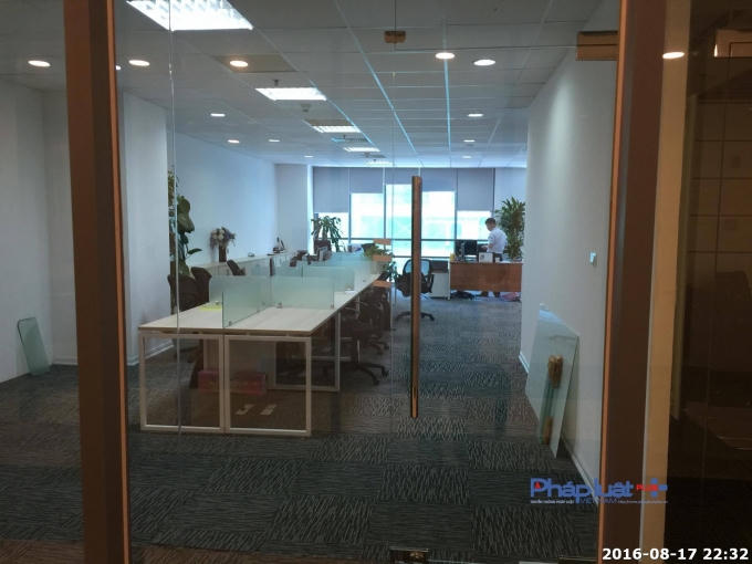 Bàn ghế được lắp đặt gọn gàng.