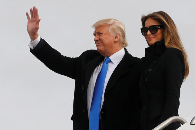 Tổng thống đắc cử Donald Trump và phu nhân vẫy tay chào phóng viên khi xuống máy bay. (Ảnh: Reuters)
