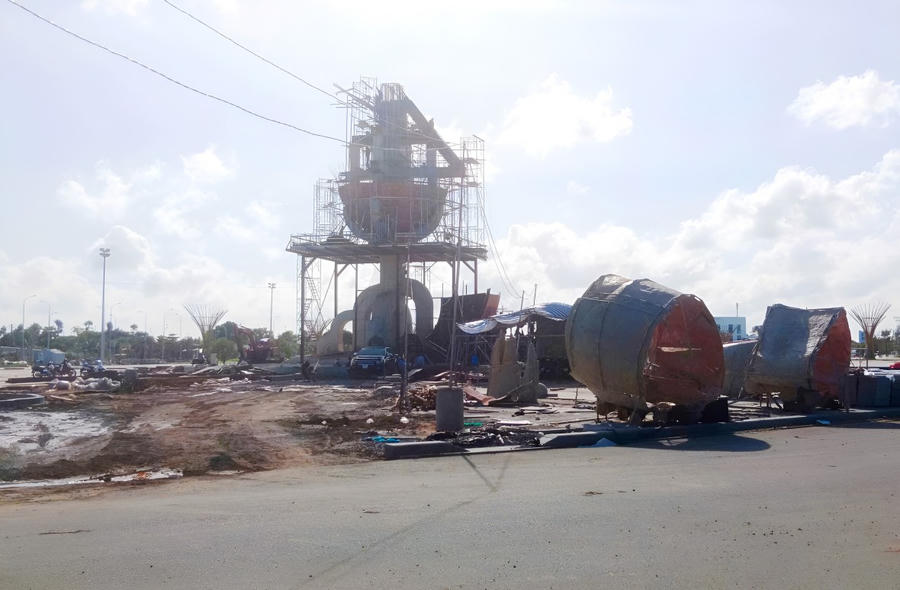 Tại Quảng trường Phan Ngọc Hiển (phường An Xuyên), các đơn vị đang khẩn trương thi công các hạng mục cuối cùng, phấn đấu hoàn thành đưa vào phục vụ nhân dân đúng dịp 2/9.