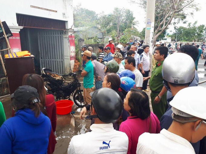 Người dân tập trung tại khu vực nhà bị cháy ở TP Nha Trang sáng ngày 10/1.