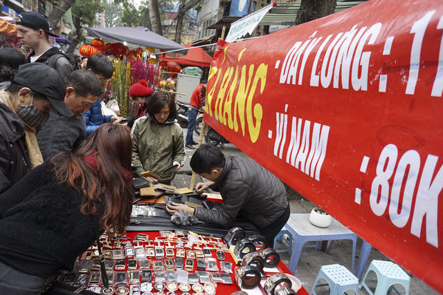 Một quầy bán hàng giảm giá rất đông khách mua trong chợ hoa Hàng Lược.