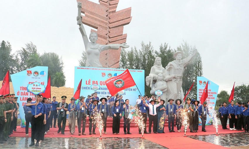 Ra quân cao điểm Chiến dịch “Thanh niên tình nguyện hè” tỉnh Bến Tre năm 2025. Ảnh: bentre.gov.vn
