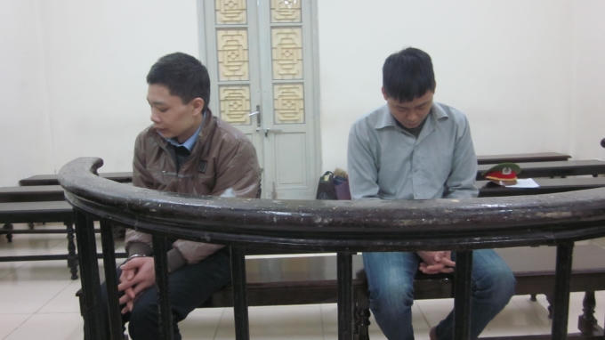 Hai bị cáo trước vành móng ngựa (Ảnh: Duy Khương)