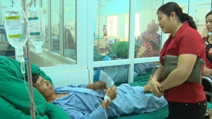 Chính quyền địa phương đến thăm hỏi nạn nhân trong vụ ngộ độc nấm.