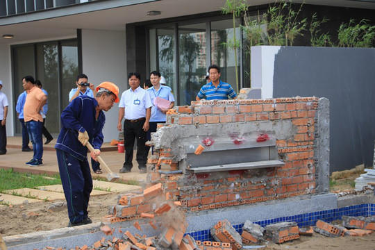 Chủ đầu tư tự tháo dỡ tường hồ bơi. (Ảnh: Người lao động)