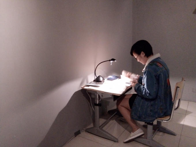 Bàn tác phẩm Gốc rễ của tác giả Nguyễn Thanh Thúy.