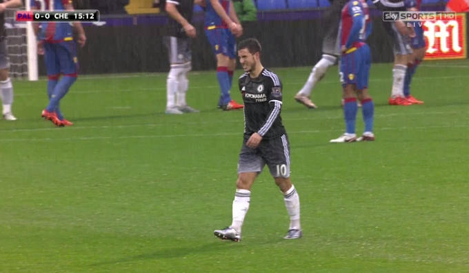 Eden Hazard tỏ ra đau đớn khi rời sân