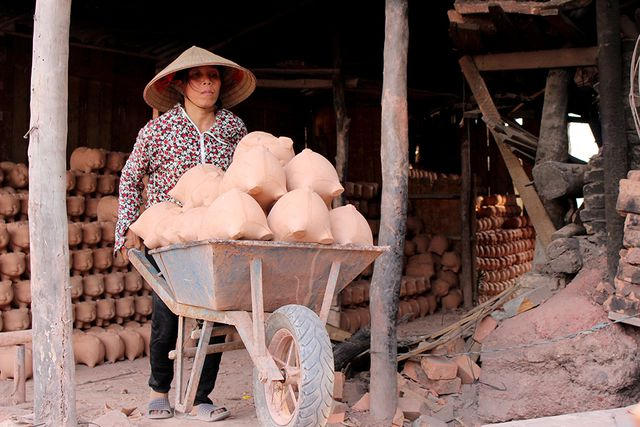 Chuyển heo đất v&agrave;o l&ograve; nung.