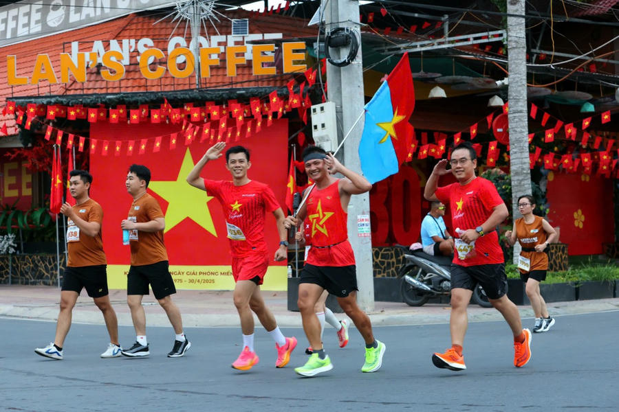 Các VĐV thích thú khi tham gia giải chạy