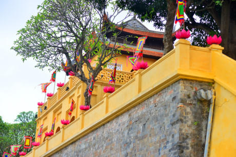 Cầu thang lên xuống cũng được phủ một lớp vôi vàng mới.