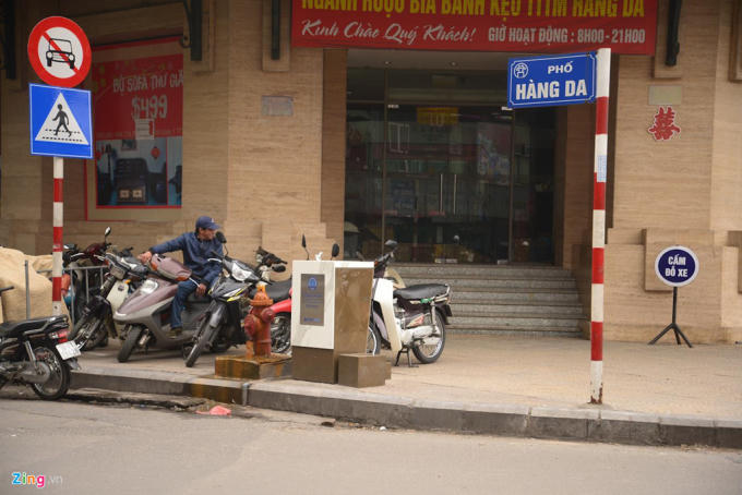 Ở địa điểm khác, theo quan sát của phóng viên, trụ nước sạch uống liền gần chợ Hàng Da rất ít có người qua lấy nước uống.