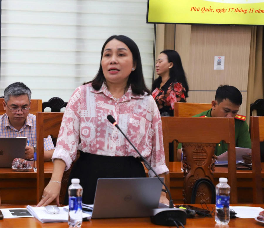 Ông Lê Hữu Toàn, Giám đốc Sở Nông nghiệp và Môi trường phát biểu tại cuộc họp