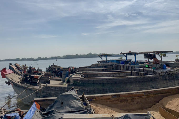 Cận cảnh ghe tải chở cát lậu bị bắt giữ.