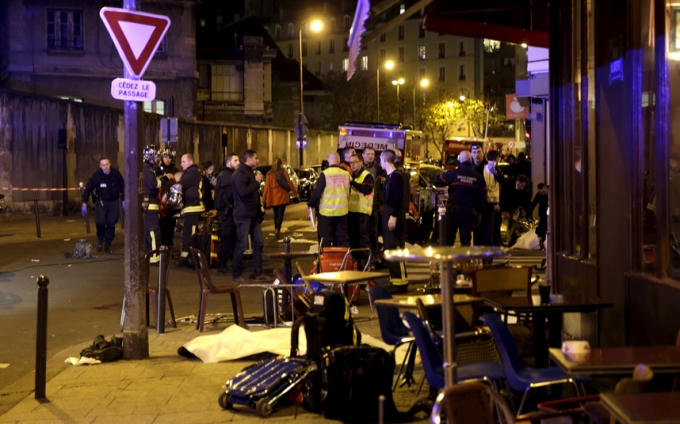 Lực lượng cảnh sát Pháp hỗ trợ bên ngoài nhà hàng tại quận 10, thủ đô Paris
