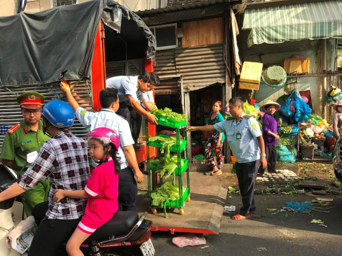 Lực lượng chức năng quận Bình Thạnh ra quân xử lý các điểm lấn chiếm vỉa hè xung quanh chợ Bà Chiểu.