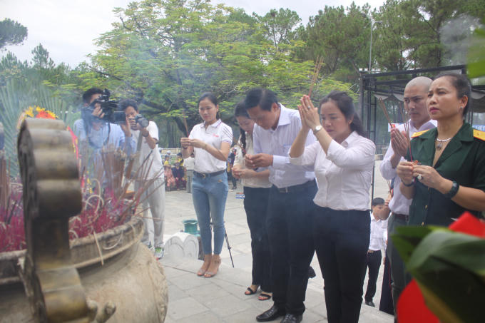 Thắp nén tâm nhang tỏ lòng thành kính ngưỡng vọng trước công lao to lớn của các anh hùng liệt sỹ.