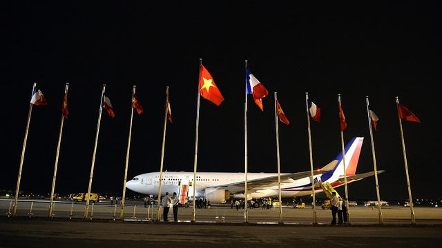 Chuyên cơ của Tổng thống Pháp đỗ tại sân bay Nội Bài.