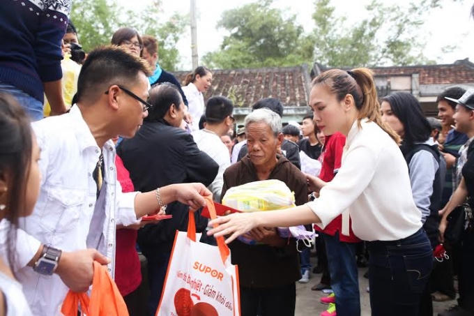 Năm nào Mỹ Tâm của trao quà Tết đến người dân quê nghèo.