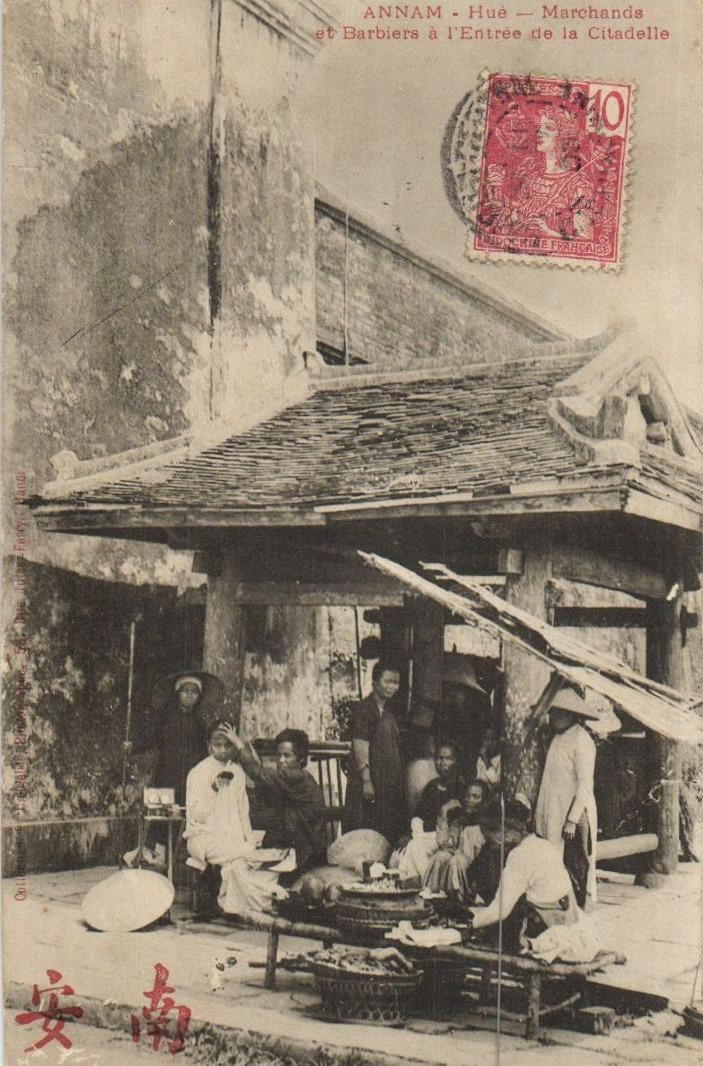 Thời Pháp thuộc, hình ảnh thợ lấy ráy tai được chụp lên con tem.