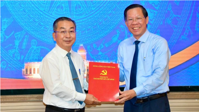 Chủ tịch UBND TP.HCM Phan Văn Mãi trao quyết định đến ông Võ Ngọc Quốc Thuận. (Ảnh: TTBC)