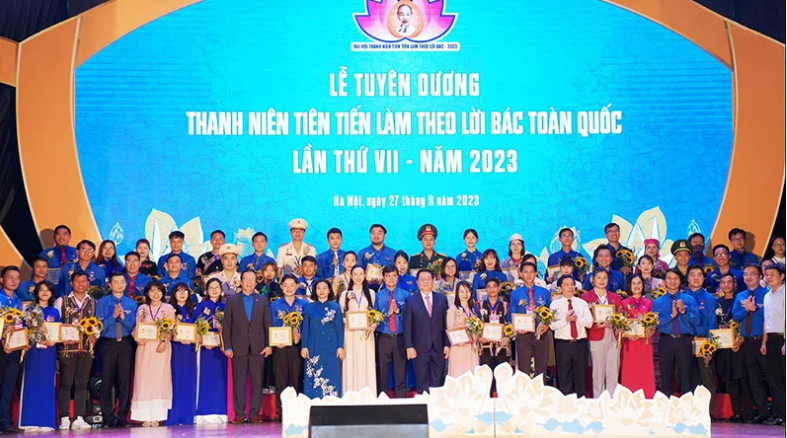 Lãnh đạo Đảng, Nhà nước, bộ, ngành, đoàn thể trao danh hiệu "Thanh niên tiên tiến làm theo lời Bác" toàn quốc lần thứ VII tặng các gương mặt trẻ xuất sắc năm 2023.