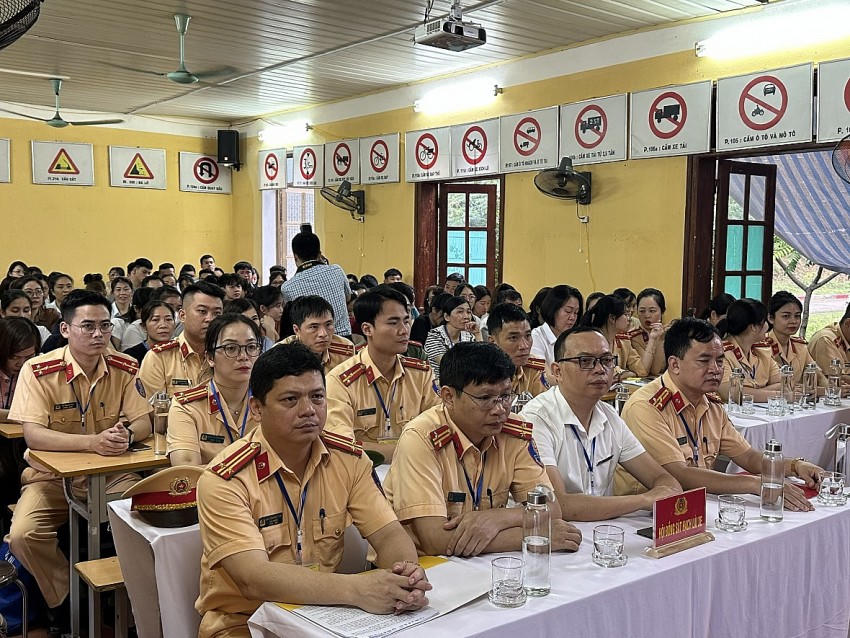 Hội đồng thi sát hạch phổ biến quy chế thi cho các học viên. (Ảnh: Báo Xây dựng).