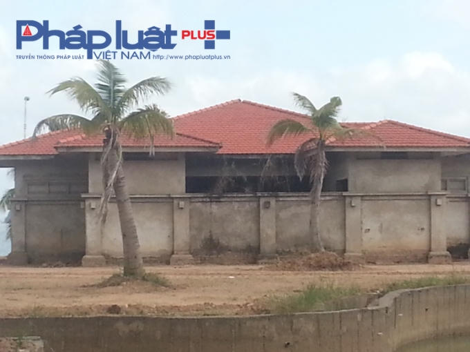 Một trong nhưng tòa biệt thự bỏ hoang ngay bên bờ biển thuộc "đảo ngọc" Tuần Châu.