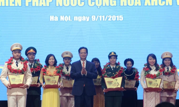 Thủ tướng Nguyễn Tấn Dũng trao giải đặc biệt và chụp ảnh lưu niệm cùng các thi sinh.