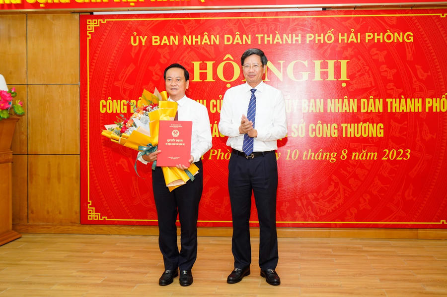 Phó Chủ tịch Thường trực UBND thành phố Lê Anh Quân trao Quyết định và tặng hoa chúc mừng Giám đốc Sở Công Thương.