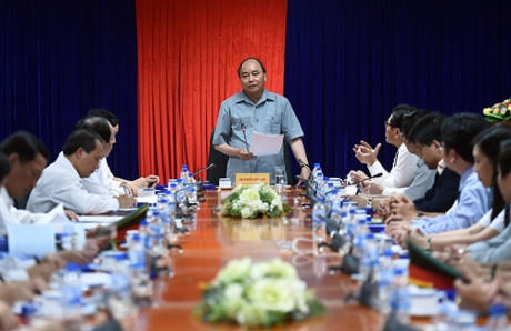 Thủ tướng làm việc tại Nhà máy Lọc dầu Dung Quất. Ảnh: VGP/Quang Hiếu