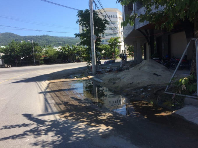 Hình ảnh chụp ngày 18/9 khi cát đổ đầy đường, nước đọng dọc vỉa hè tại đường Trần Nhân Tông.