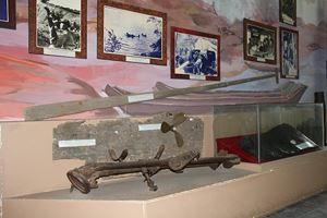 Mái chèo, chân vịt, mảnh ván của chiếc thuyền được trưng bày tại Bảo tàng Thành cổ.