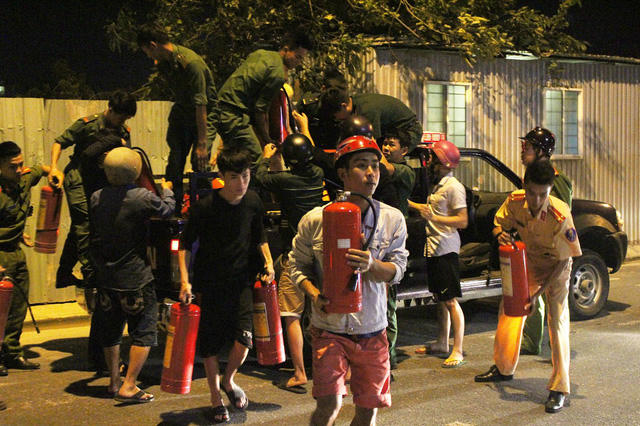 H&agrave;ng trăm b&igrave;nh chữa ch&aacute;y nhỏ ở c&aacute;c kh&aacute;ch sạn gần đ&oacute; cũng được huy động để hỗ trợ khống chế đ&aacute;m ch&aacute;y