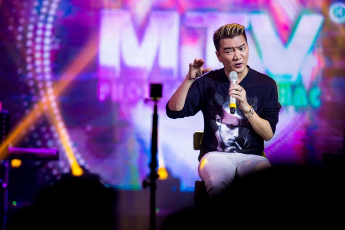 Mr.Đàm tại buổi nói chuyện