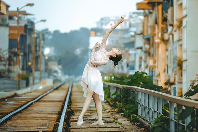 Tranh c&atilde;i bộ ảnh c&ocirc; g&aacute;i m&uacute;a ballet tr&ecirc;n đường t&agrave;u