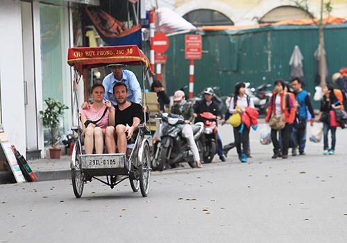 Người dân và du khách sẽ có thêm lựa chọn cho hoạt động giải trí của mình sau quyết định nới "giờ giới nghiêm" của Hà Nội. Ảnh: Ngọc Thành.