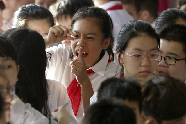 Các học sinh giao tiếp bằng cử chỉ của đôi tay