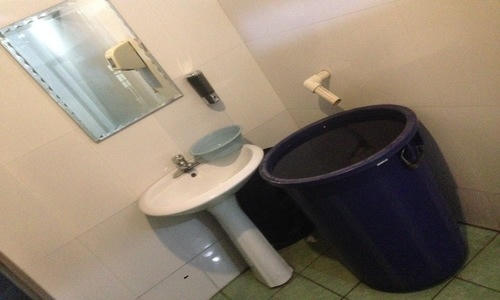 Thực phẩm được phân chia theo khẩu phần, điện là một thứ xa xỉ, thiếu đường ống nước, thiếu nước sinh hoạt là điều dễ gặp ở nhiều hộ gia đình ở đất nước này.