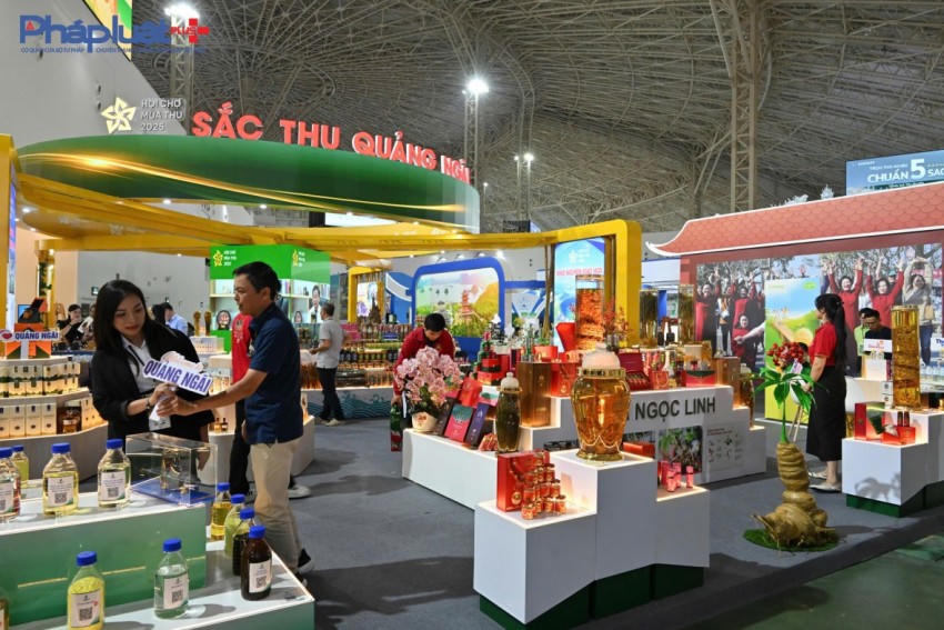 Gian hàng của tỉnh Quảng Ngãi với chủ đề “Sắc Thu Quảng Ngãi” được đánh giá là một trong những điểm nhấn nổi bật, mang đậm tinh thần giao thoa giữa truyền thống và hiện đại.