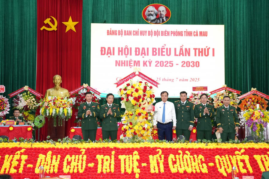 Ông Huỳnh Quốc Việt - Ủy viên dự khuyết BCH TW Đảng, Phó Bí thư Thường trực Tỉnh uỷ, Chủ tịch UBMTTQVN tỉnh Cà Mau, tặng hoa chúc mừng Đại hội.