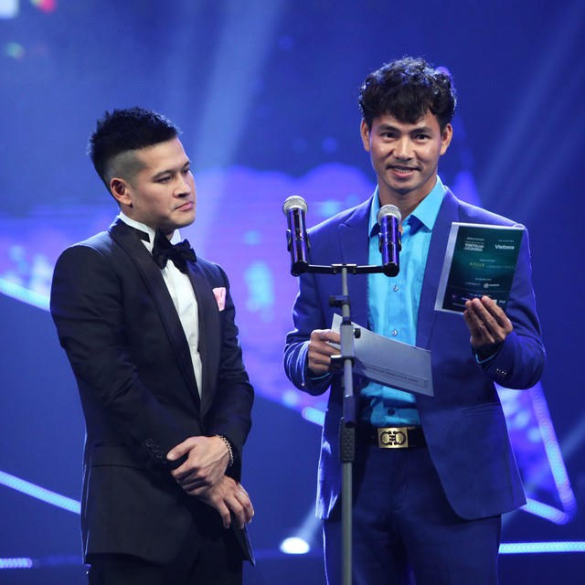 MC Lại Văn Sâm rối rít xin lỗi Tấn Minh, đạo diễn Việt Tú cầu hôn Xuân Bắc, hai cầu thủ bóng đá lên trao giải… là những khoảnh khắc ngượng ngập, hài hước và đáng nhớ nhất tại Lễ trao giải Âm nhạc Cống hiến diễn ra tối ngày 22/3 tại Hà Nội.