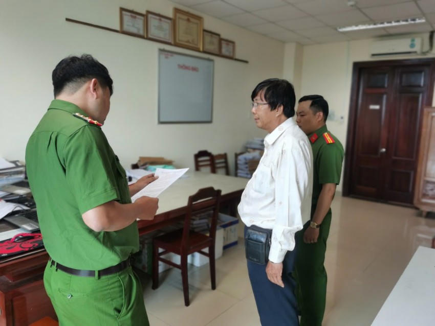 Cơ quan điều tra tống đạt các quyết định tố tụng cho bị can Trịnh Thanh Xuân. Ảnh: C.A Cần Thơ
