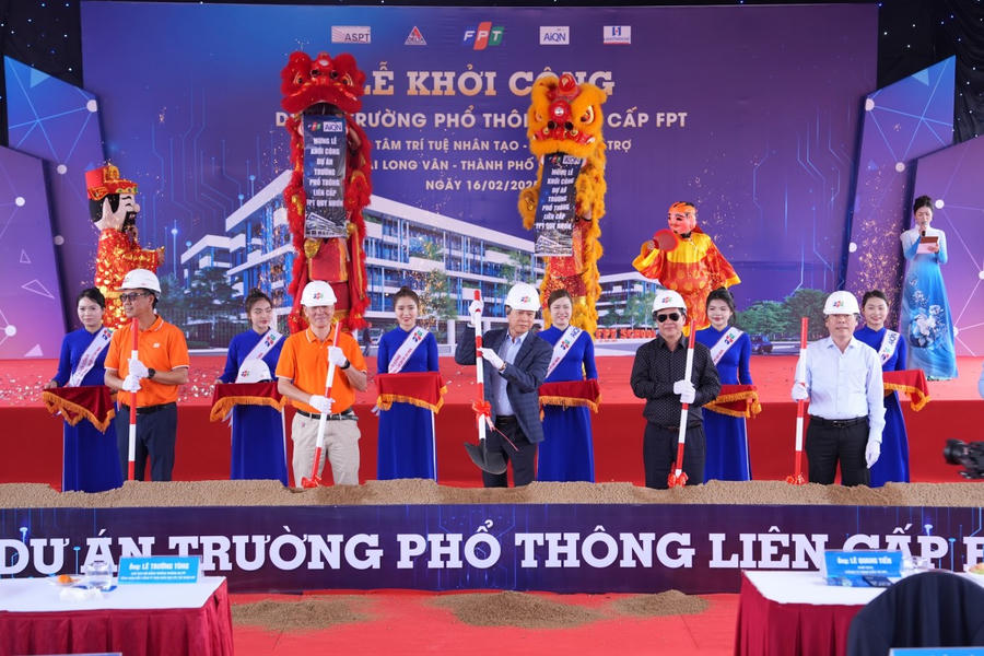 Các đại biểu thực hiện nghi thức khởi công Dự án.