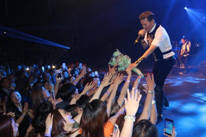 Mr.Đ&agrave;m gom đồ gi&aacute;ng sinh trước khi rời Tiệp Khắc