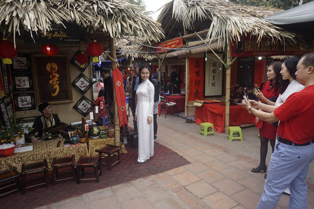 Trong không gian đậm nét cổ truyền, nhiều người không quên chụp ảnh lưu niệm.