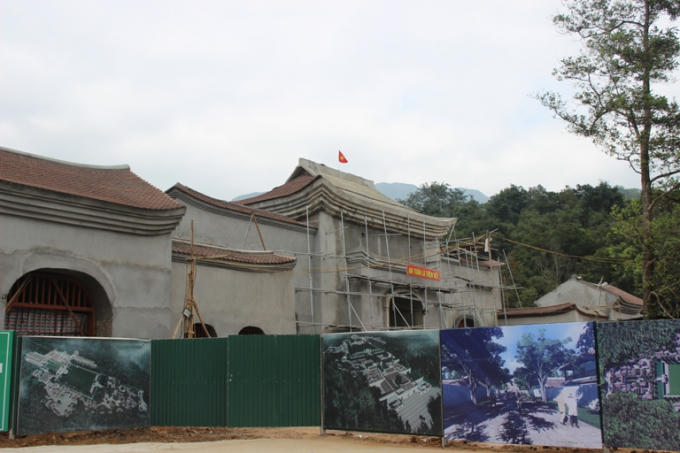 Công trường đang xây dựng được ngăn cách bởi phông bạt hình nền về dự án khi hoàn thành.