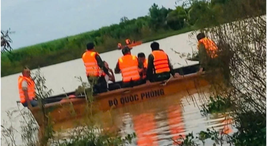 Khoảng 16h 30 phút lực lượng cứu hộ đã tìm thấy thi thể 2 người đuối nước. Ảnh: T.H
